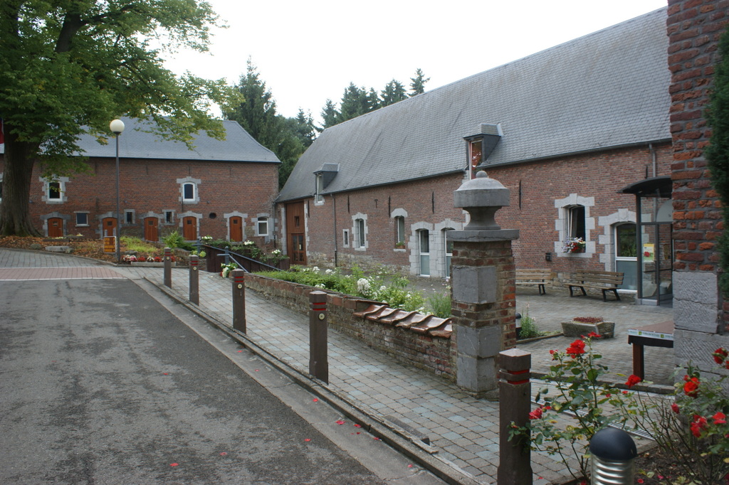 Etables (côté droit) et porcheries (dans le fond)