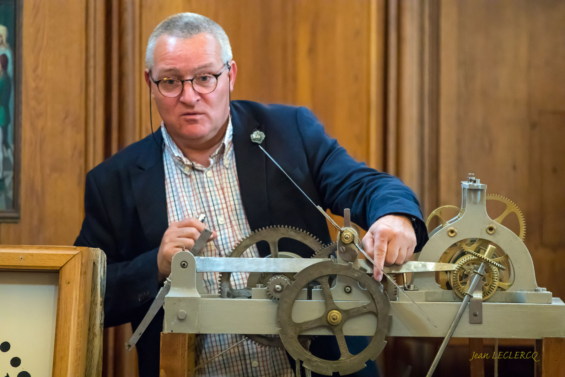 Le professeur Denayer explique le mécanisme de l'horloge